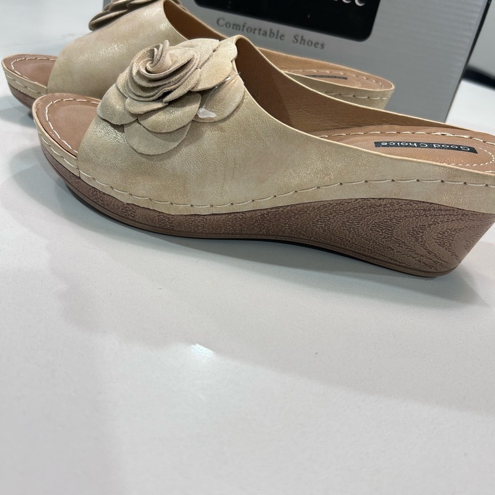 Good Chic Cream Sandals with Floral Accent